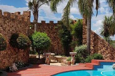 פנסיון Castle With A View