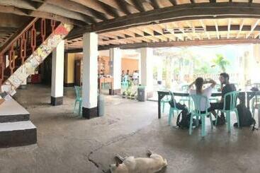 호스텔 Simon S Inn And Restaurant