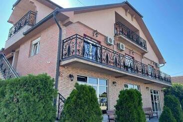 تختخواب و صبحانه As Club