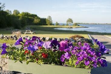 هتل The Waterfront House Country Home