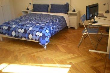 هتل Bologna Old Town