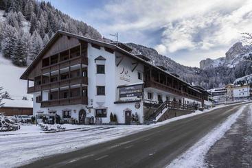هتل Casa Alpina   Alpin Haus
