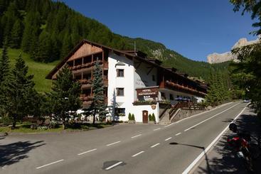 هتل Casa Alpina   Alpin Haus