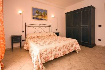 هتل Follonica Apartments
