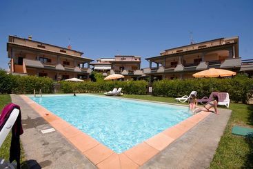 هتل Follonica Apartments