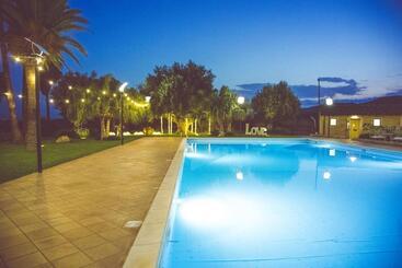 ホテル Nuovo Castello Crisilio