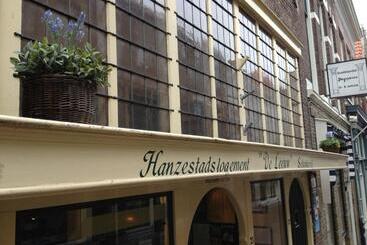 ホテル Hanzestadslogement De Leeuw, In Het Centrum, Met Een Binnenplaats, Kamers Met Badkamer En Toilet En