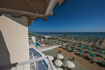 ホテル Janeiro Frontemare