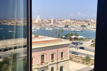 Отель Ortigiaseaview Bed & Breakfast