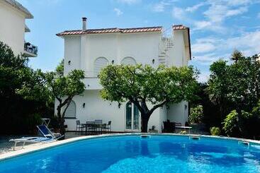 בית מלון כפרי Yourhome   Villa Sorrento