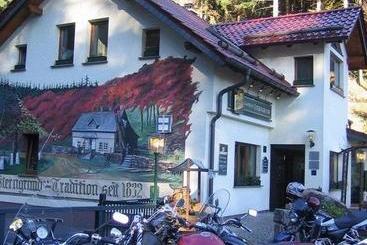 ホテル & Gasthaus Sterngrund