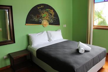 هتل Colonial Court Holiday Apartments