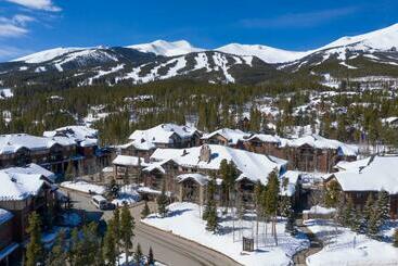 בית מלון כפרי Grand Timber Lodge