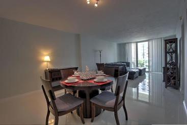 בית מלון כפרי Hollywood Condos