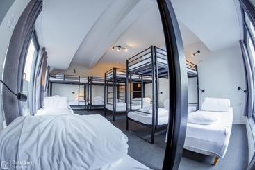 هتل The Cube Hostel