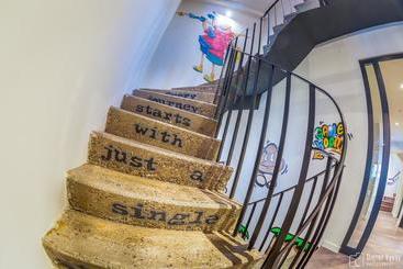 هتل The Cube Hostel