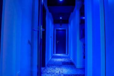 هتل The Cube Hostel