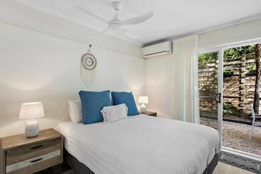 هتل The Oasis Apartments And Treetop Houses