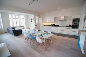 ホテル Your House Apartments