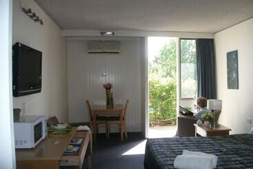 Parkwood Motel & Apartments