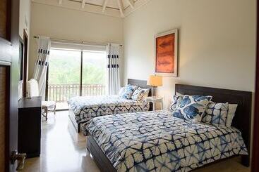 בית מלון כפרי El Portillo Residences By Mint