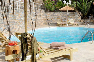 Kymothoi Rooms & Pool Bar