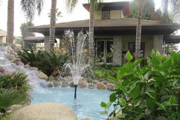 ツーリストアパートメント Whispering Meadows Apartments