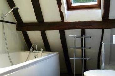 تختخواب و صبحانه Tudor Cottage