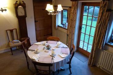 تختخواب و صبحانه Tudor Cottage