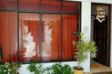 مسافرخانه Thambili Island @ Stubbs