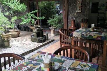 Отель Temple Cafe & Seaside Cottages