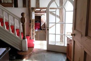 تختخواب و صبحانه Hill House Hall