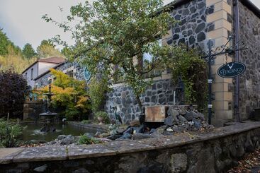 住宿加早餐  The Steadings Log Cabins