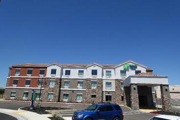 호텔 Holiday Inn Express & Suites Brentwood By Ihg