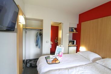 בית מלון כפרי Kyriad Direct Poitiers  Gare Du Futuroscope