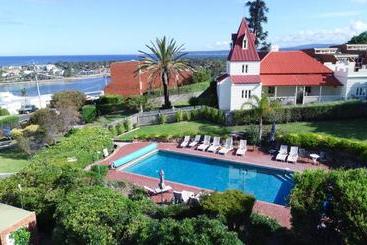 Pacific Heights Holiday Apartments & Munn S Tower House