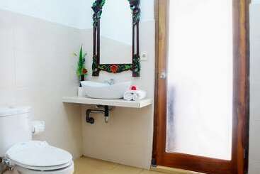 פנסיון Karang Sari Guesthouse & Restaurant