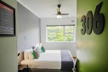 Общежитие Never At Home Kloof Street