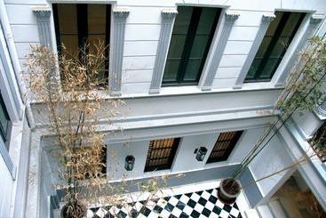 تختخواب و صبحانه The5rooms