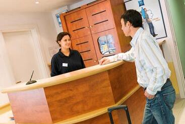 בית מלון כפרי Ibis Budget Versailles Coignieres