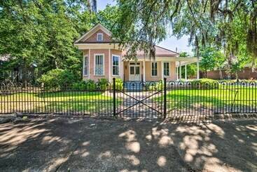 کلبه Authentic Colonial Home Near Downtown Selma!