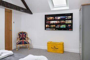 Beautiful 2 Bed Cottage In Brampton