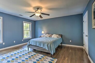 קוטג'' Beautiful Lakefront Retreat W/ Deck & Views!