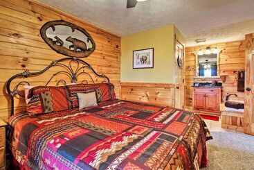 بيت ريفى Breathtaking View  Cabin W/ Game Room & Hot Tub!