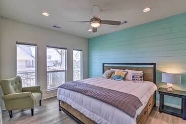 별장 Walk To Ocean: Bright Crystal Beach House W/ Deck!