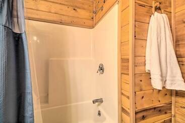 Сельский дом Charming Cabin < 3 Mi To Dale Hollow Lake!