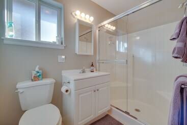 コテージ Charming Getaway, Walk To Windsor Lake & Downtown!