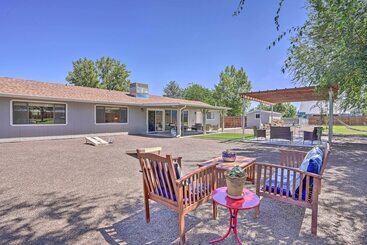 بيت ريفى Hot Tub & Spacious Yard: Chino Valley Home!