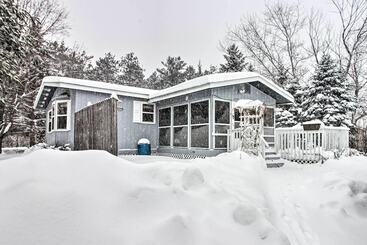 بيت ريفى Cozy Crosby Cabin Near Serpent Lake + Main St