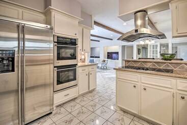 کلبه Quiet West Houston Home W/ Patio, Walk To Shops!